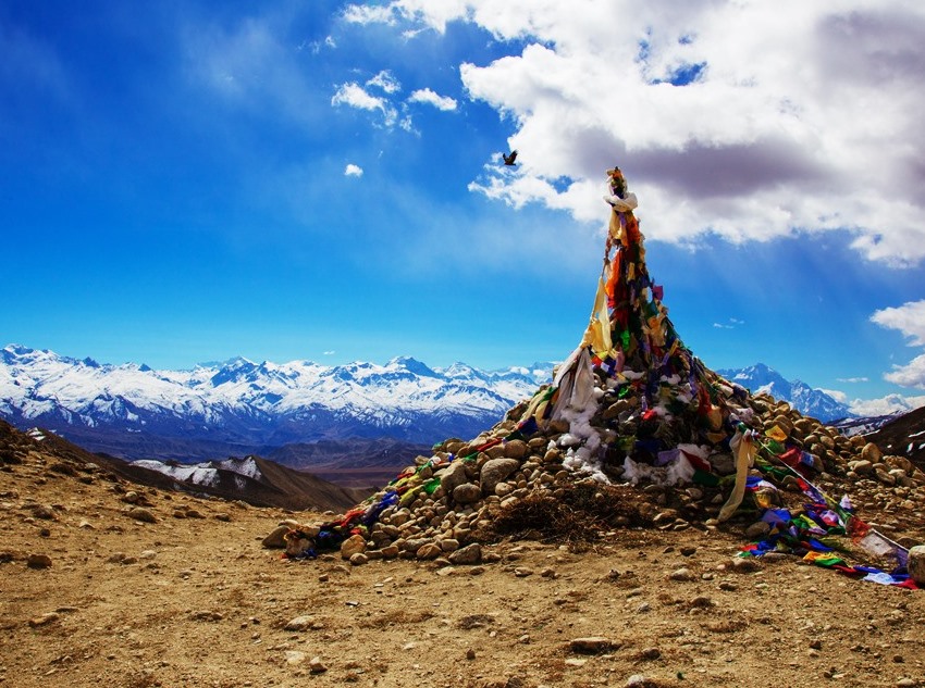 Annapurna circuit trek Banderas en un collado en el Himalaya en el Circuito del Annapurna