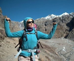Carla es una mujer en la montaña