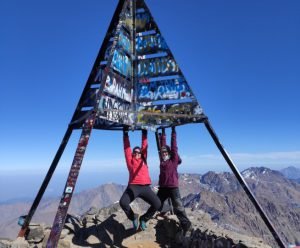 Dos montañeras en la cumbre del Toubkal